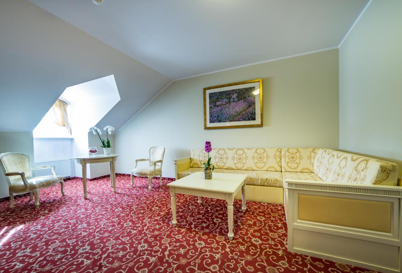 Hotel Sobienie Krolewskie Sobienie Szlacheckie المظهر الخارجي الصورة